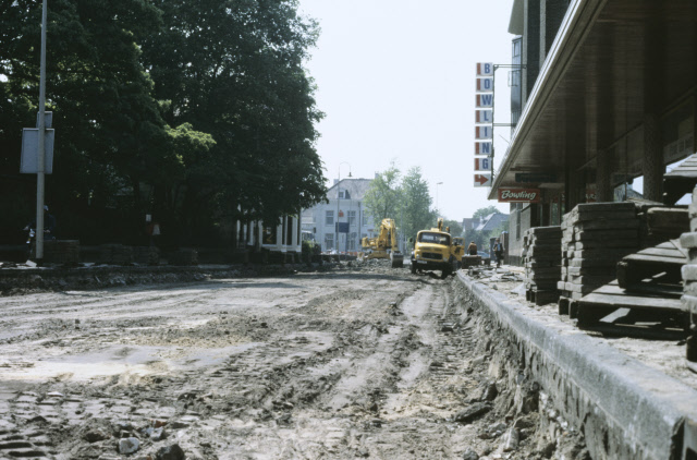 Brammelerstraat rechts ingang bowlingcentrum in oude pand Vroom en Dreesmann. eind jaren 70.jpeg