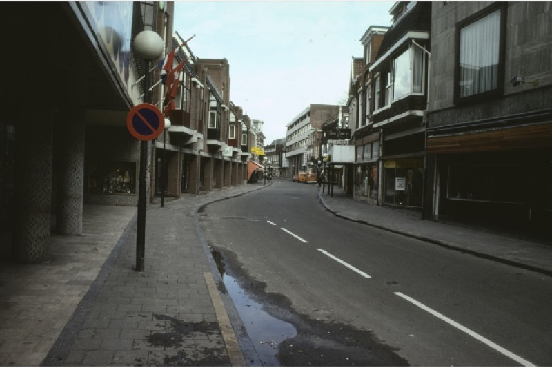 Hengelosestraat 4 Rechts Joop Kist Behang en Alfons Kemper schoenen 1978.jpg