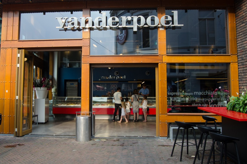 Willem Wilminkplein 21 IJssalon Van der Poel.jpg