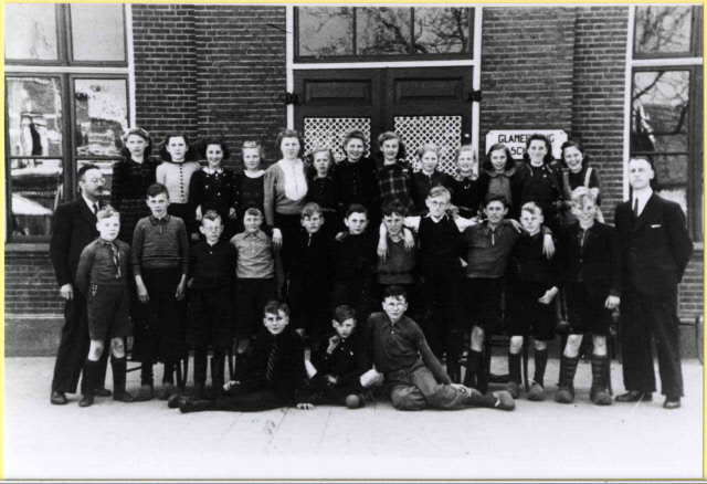 Gronausestraat vroeger Rijksweg 91 Glanerbrugschool. Openbare Lagere School GI Glanerbrug. 7e klas. 19411942.jpeg