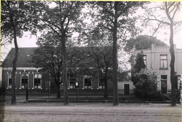 Gronausestraat vroeger Rijksweg 91 Glanerbrugschool Openbare lagere school GI 1930.jpeg