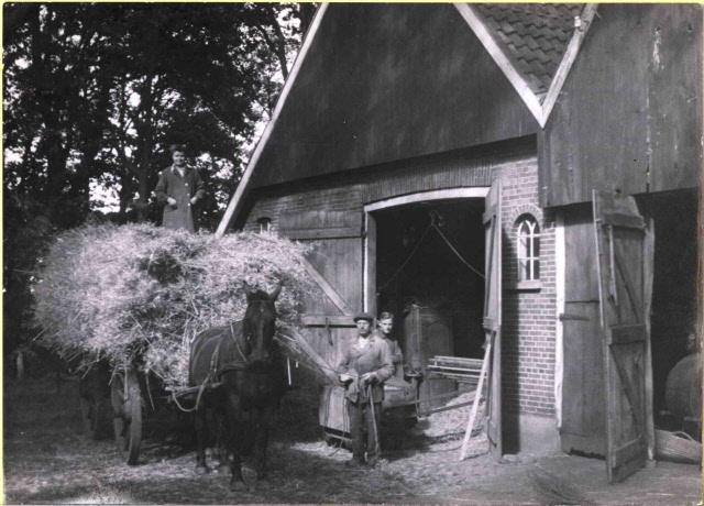 Harberinksweg 60 Usselo Erve de Berke, paard en wagen met hooi 1943.jpeg