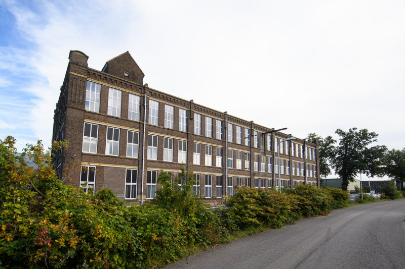 Goolkatenweg 65 voormalige hal Goolkate van het fabriekscomplex Rigtersbleek dateert uit 1929 en wordt gemeentelijk monument.jpg