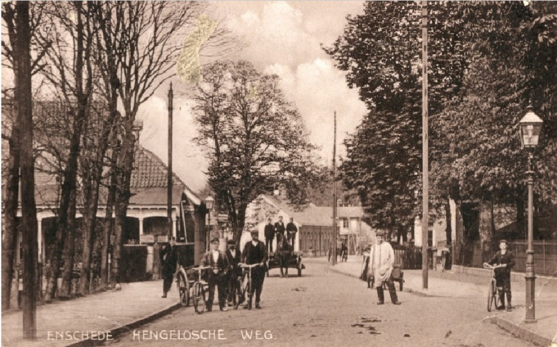 Hengelosestraat 79 vroeger Hengeloscheweg met herberg De Hooiberg of herberg Fortuin mooie straatlantaarns ca 1905.jpg