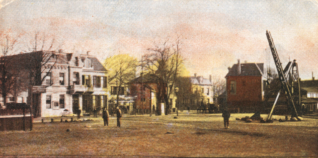 Hengeloseweg 79 later Hengelosestraat Vanaf en met deel Fortuinplein in oostelijke richting. Aan de rechterkant Stationskoffiehuis De Hooiberg en links het gemeentehuis van Lonneker 1898.jpeg