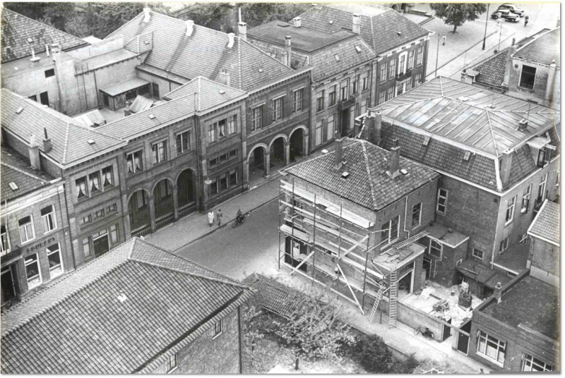 Langestraat. Blik op de Sociëteit, RK Pastorie, Langestraat vanaf de stadhuistoren. Datering 1952.JPG