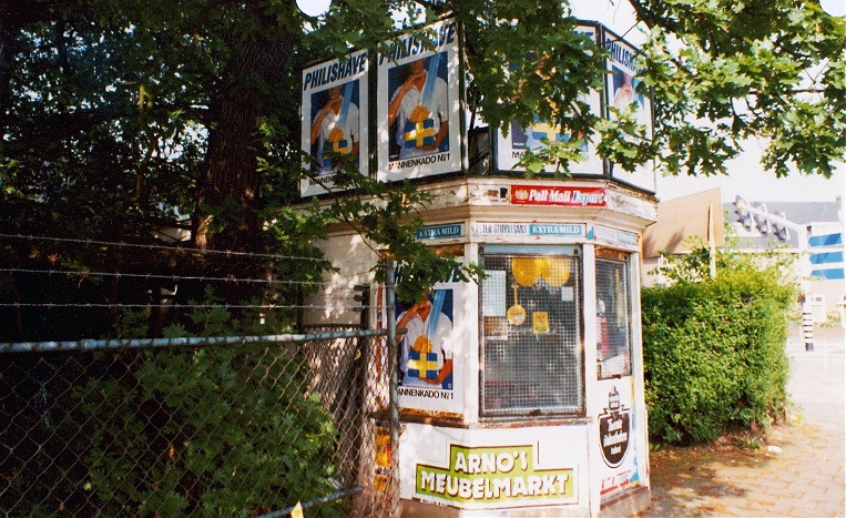 Hengelosestraat 135 tabakskiosk Schuttertje hoek Tubantiasingel. van 1923 tot 1963 geexploiteerd door Willem Lutje Schipholt.jpg