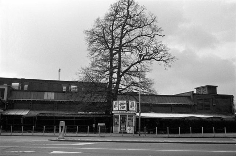 Hengelosestraat 125-127 kiosk bij Schuttersveld 1977. staat nu bij de Heurne.jpg