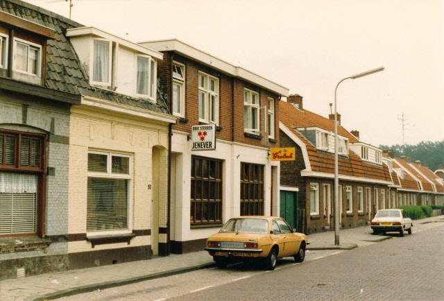 Toekomststraat 48-50 Café De Toekomst. eig. P. G. de Wals 1987.jpeg