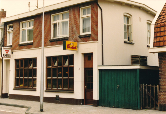 Toekomststraat 48-50 Café De Toekomst. eig. P. G. de Wals. juli 1987.jpeg