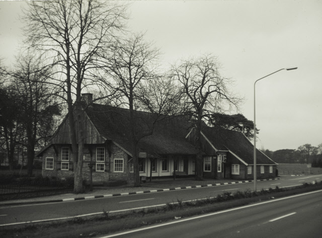 Hengelosestraat 725 De Broeierd, vroeger cafe Het Rustend Hert 4-11-1971.jpeg