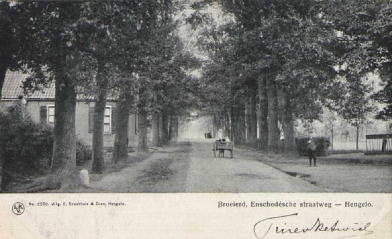 Hengelosestraat 725 Cafe de Broeierd rechts en links het Tolhuus gezien vanaf de richting Hengelo naar Enschede..jpg