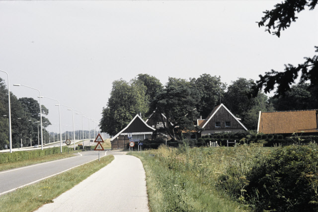 Hengelosestraat 725 restaurant De Broeierd en viaduct.jpeg