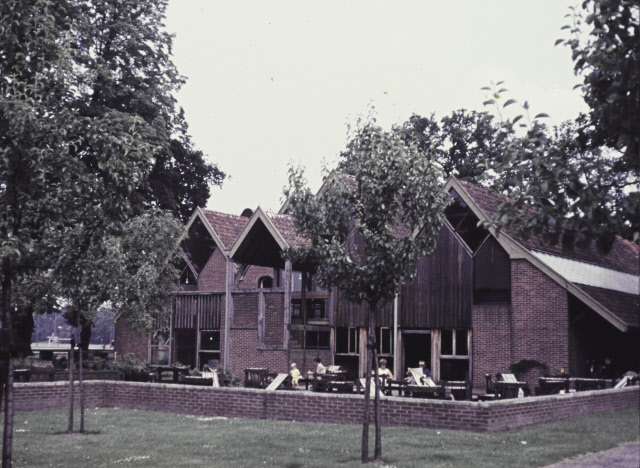 Hengelosestraat De Boerderij, op de campus Technische Hogeschool Twente (T.H.T.) (later mensa) 15-6-1969.jpeg