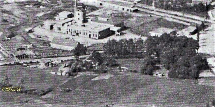 Tweede Emmastraat slachthuis voorgrond boerderij van Heddendorp. later kwam hier de Drentse Buurt.jpg