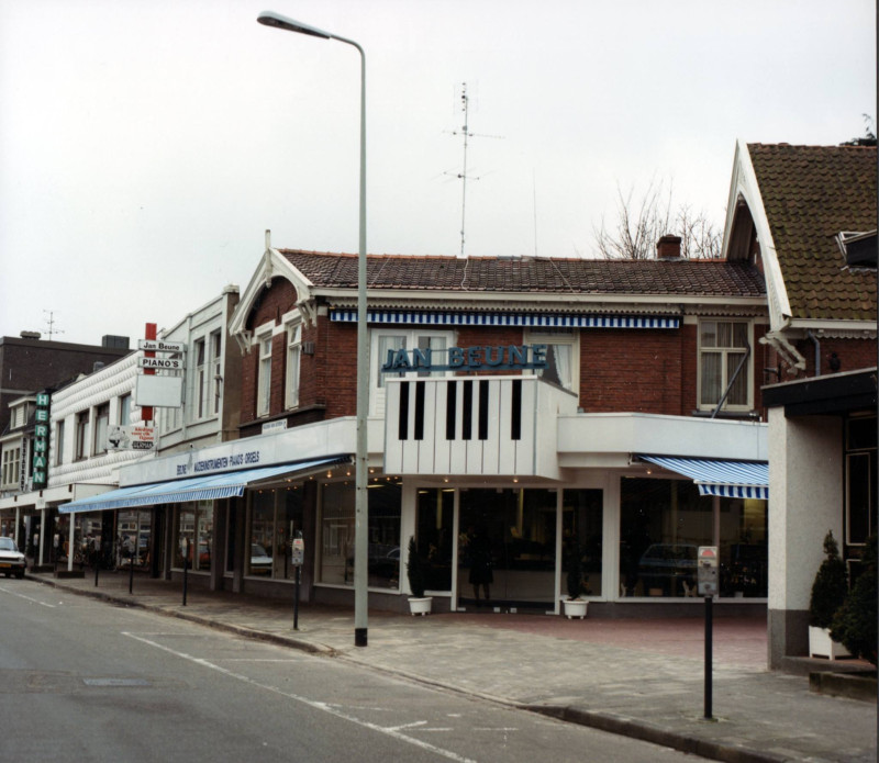 Deurningerstraat 19-21 muziekwinkel Jan Beune piano's.jpg
