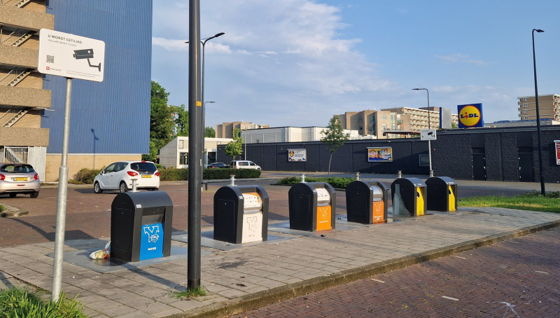 De borden staan er nog en een stuk verder ook de camera. Afval ligt er nauwelijks © Corine Engelbarts.jpg