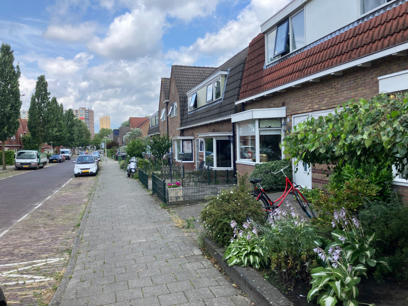 De Molukkenstraat in Hogeland-Noord, met in de verte een flatgebouw (l) aan de Boulevard 1945 en de Deltaflat aan de Espoortstraat..jpg