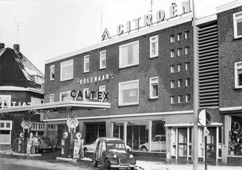 Deurningerstraat 28 garage Kolenaar. Nu Tankstation Cultureel Vulpunt. Links is nog net café-restaurant Odeon, J.Poelstra te zie.jpg