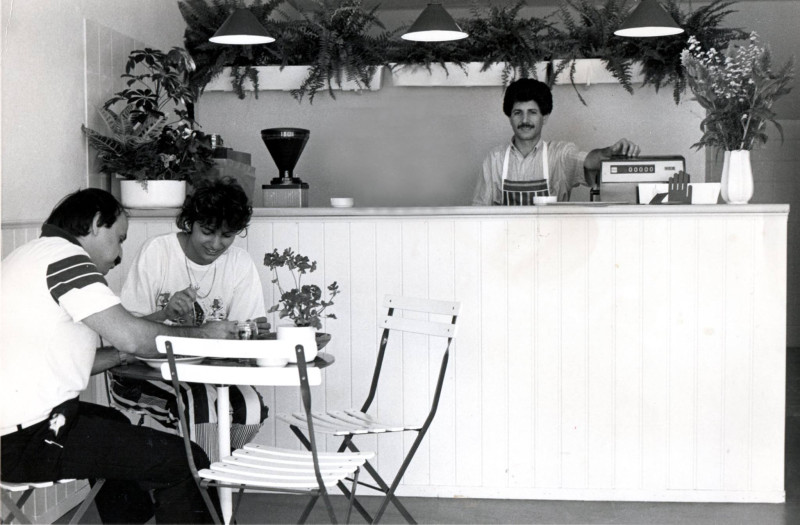Deurningerstraat 91 pizzeria Pulicinella interieur met Luigi Russo achter de bali 1987.jpg