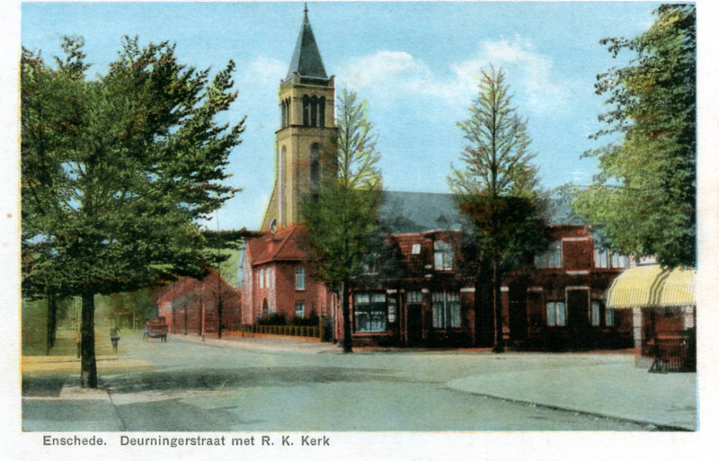Deurningerstraat 208 hoek Brouwerijstraat helemaal rechts het in 1927 gebouwde Café Roombeek.jpg