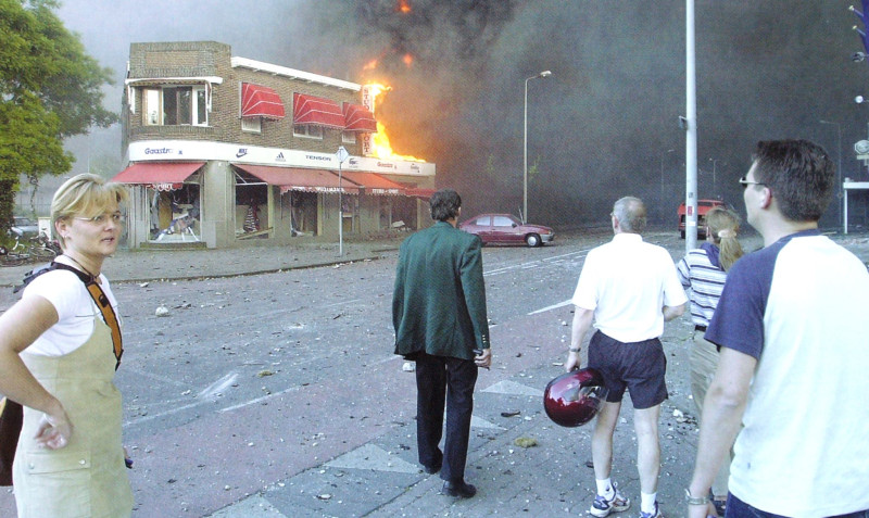 Deurningerstraat 208 hoek Brouwerijstraat studio Sport vuurwerkramp 13-5-2000.jpg