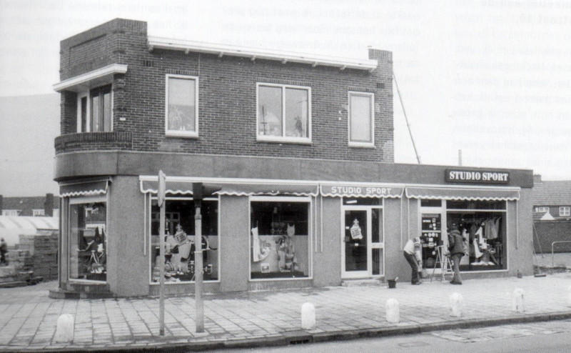 Deurningerstraat 208 hoek-Brouwerijstraat winkel Studio Sport vroeger cafe Roombeek.jpg