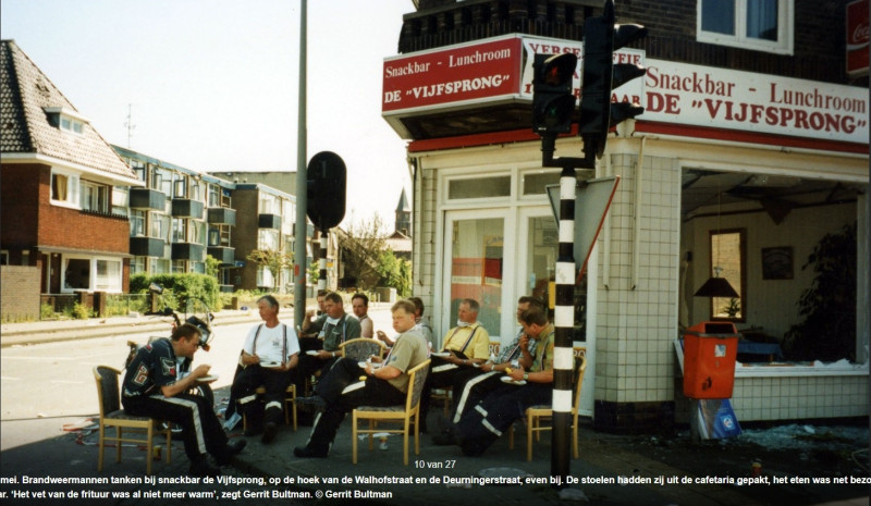 Deurningerstraat 211 hoek Walhofstraat cafetaria De Vijfsprong brandweermannen tijdens nablussen de vuurwerkramp 14-5-2001.jpg