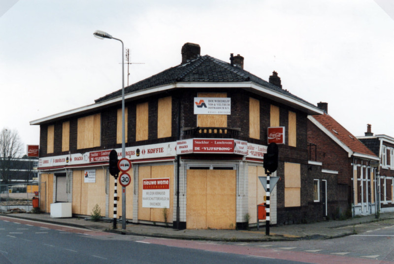 Deurningerstraat 211 hoek Walhofstraat cafetaria De Vijfsprong.jpg