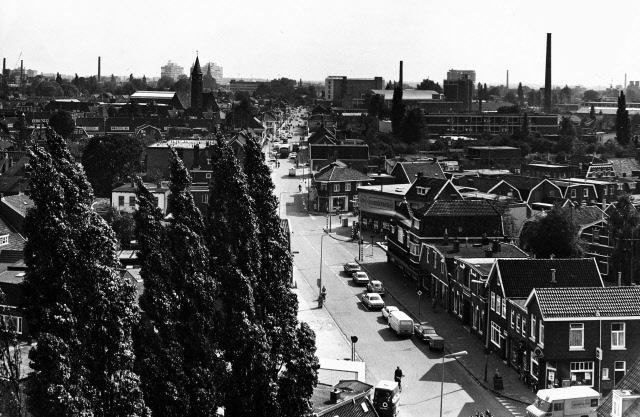 Deurningerstraat 211 hoek Walhofstraat slagerij van Enck Kijkend vanuit de toren van de Mariakerk in de richting van het centrum met rechts de Walhofstraat en links de Roomweg verder naar achteren de Noorderkerk.jpeg
