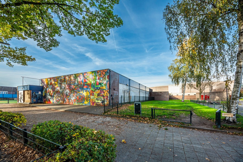 Schipholtstraat 43 zwembad De Brug is vijf jaar geleden dichtgetimmerd en staat er sindsdien zo bij. 17-7-2023.jpg