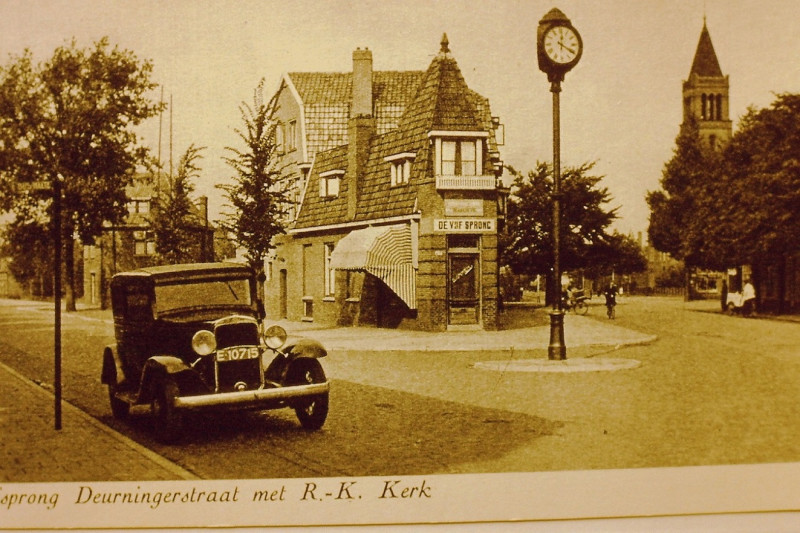 Deurningerstraat 217 manufacturenwinkel vijfsprong met R.K. Kerk 1925.JPG