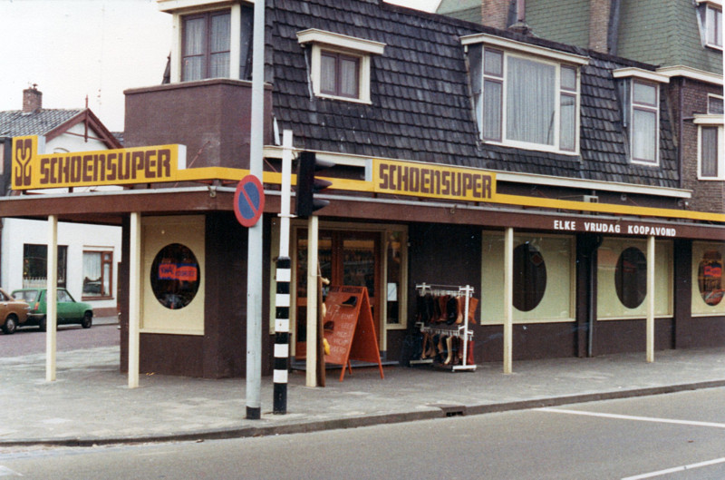 Deurningerstraat 217 hoek Drienerweg schoensuper Frits Heijne.jpg