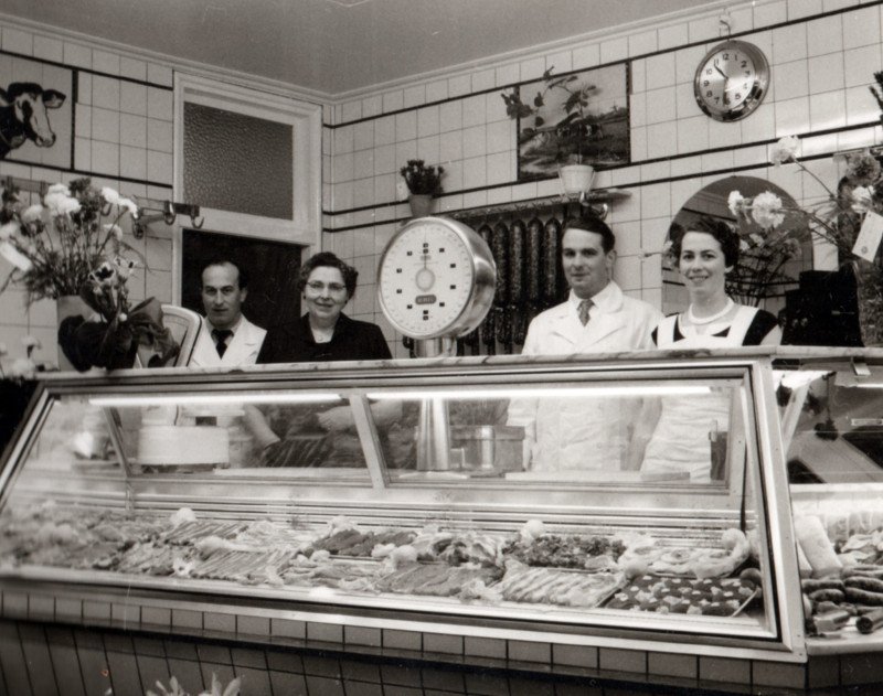 Deurningerstraat 275 slager  Huuskes interieur met gekoelde toonbank 1975.jpg
