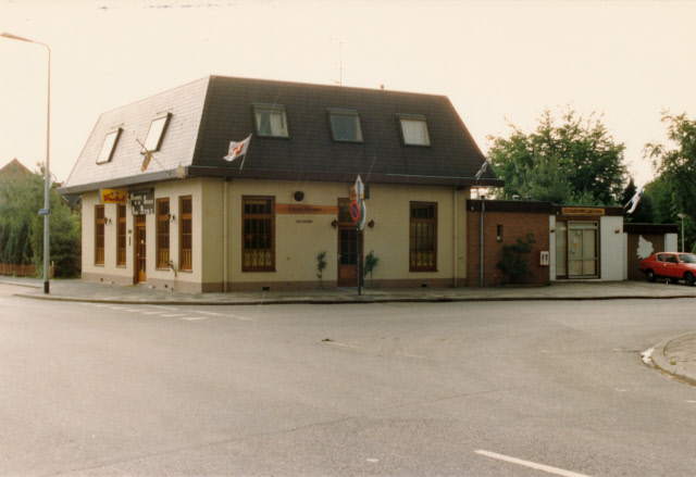 Deurningerstraat 547. Café biljart Spitfire op hoek Horstlindelaan. juli 1987.jpeg