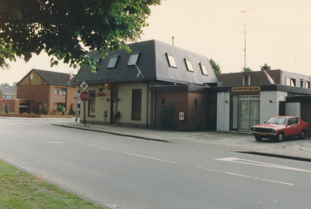 Deurningerstraat 547 Café biljart Spitfire op hoek Horstlindelaan. Rechts ijssalon annex cafetaria. juli 1987.jpeg