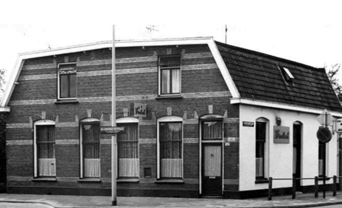 Deurningerstraat 547 hoek Horstlindelaan cafe Paul Muller later cafe Spitfire.jpg