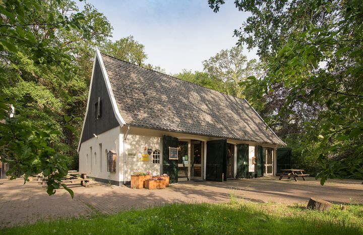 Weerseloseweg 259 bezoekerscentrum in het voormalige koetshuis Hof Espelo.jpg