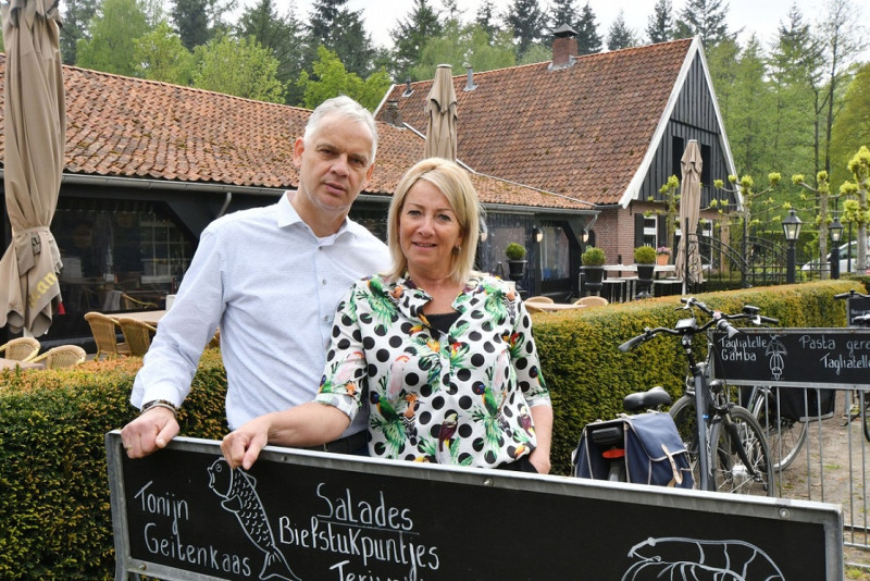 Weerseloseweg 356 Frank en Ria Kleinsman voor hun restaurant.jpg