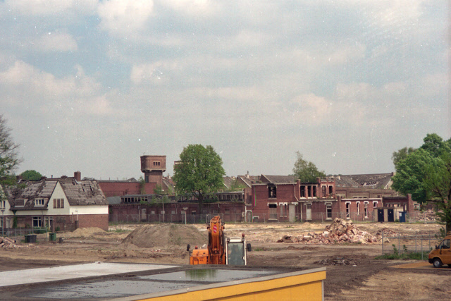 Roomweg 103 hoek Stroinksbleekweg Voorbereidende fase van de renovatie gebouwen van textielfabriek I.I. Rozendaal na de vuurwerkramp schuin gezien vanaf de Roomweg. juni 2001.jpeg