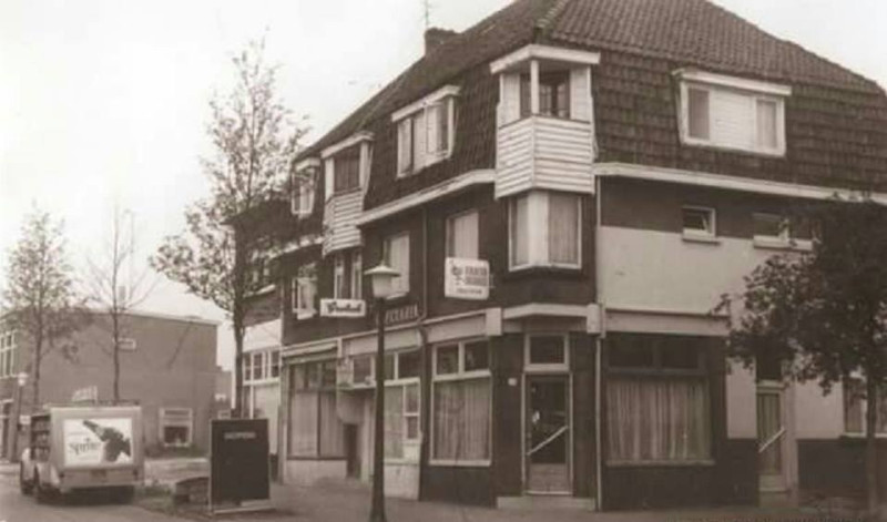 Lasonderstraat 34-36  woningen en cafetaria, voormalig café Jolanda 1967.jpg