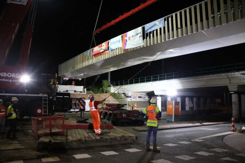 Tubantiasingel Bouwbedrijf Strukton plaatste de fietsbrug voor de Fietssnelweg F35 22-7-2013.jpg