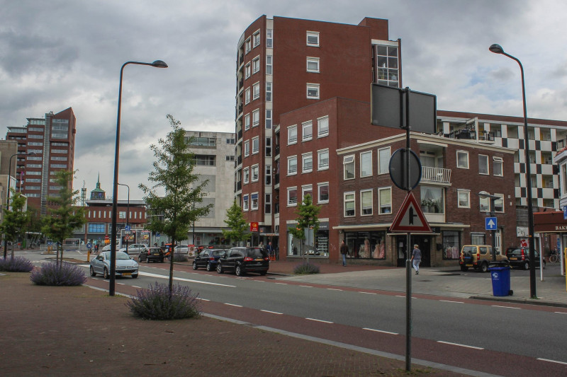 Kuipersdijk 5a kastenwinkel Lundia en 7 hoek Ledeboerstraat 2015.jpg