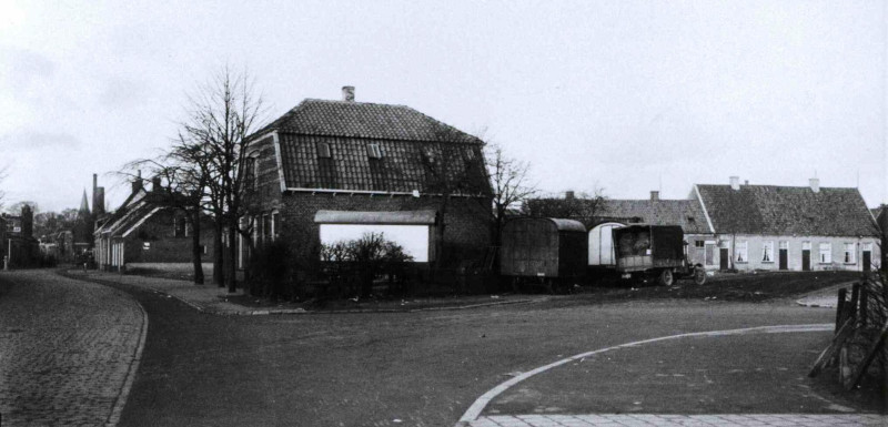 Kuipersdijk 65 midden logement F. de Voer, rechts Soendastraat achteraan de Spelbergsweg. 1931.jpg
