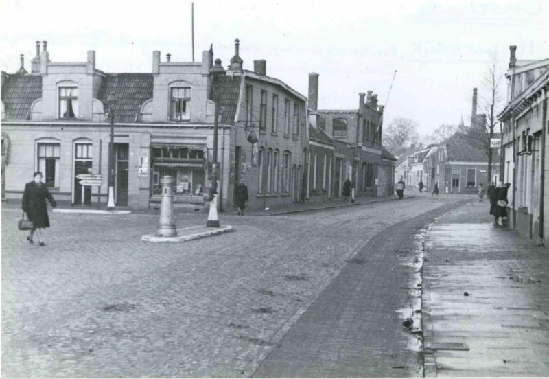 Kuipersdijk 31 rechts en  2-14 links hoek Beltstraat . jan. 1944.jpg