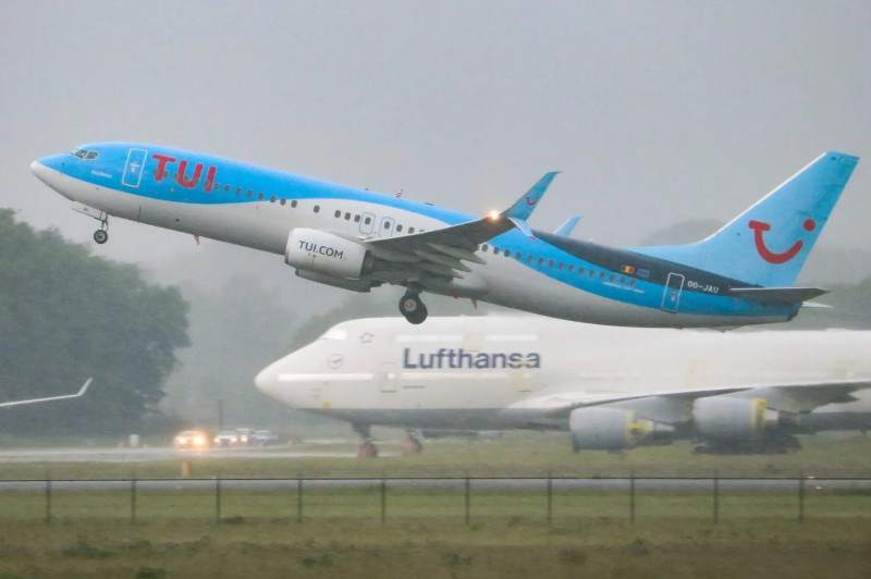 Boeing 737 van TUI vertrekt vanaf Twente Airport © Tim Volmer.jpg