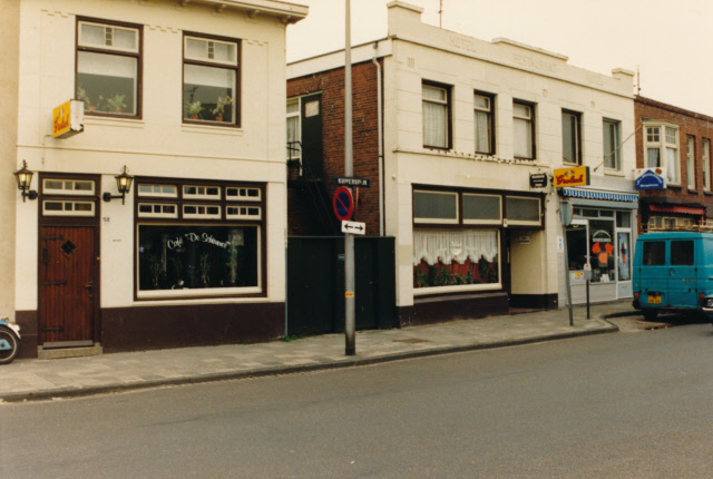 Kuipersdijk 50 café Heubach De Posthoorn en daarnaast 54 Café De Schimmel juni 1987.jpeg