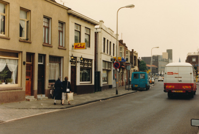 Kuipersdijk 54 Café De Schimmel met naastgelegen café Heubach De Posthoorn juni 1987 (3).jpeg