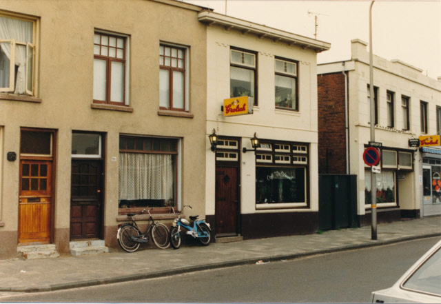Kuipersdijk 54 Café De Schimmel met naastgelegen café Heubach De Posthoorn juni 1987 (2).jpeg