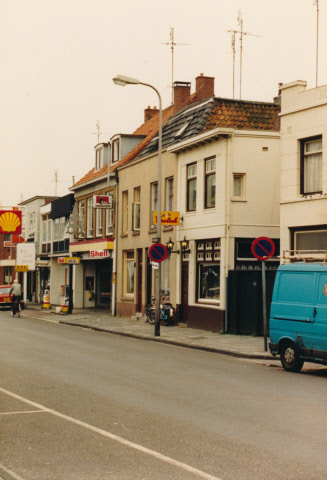 Kuipersdijk 54 café De Schimmel met daarnaast gelegen benzinestation Shell juni 1987.jpeg